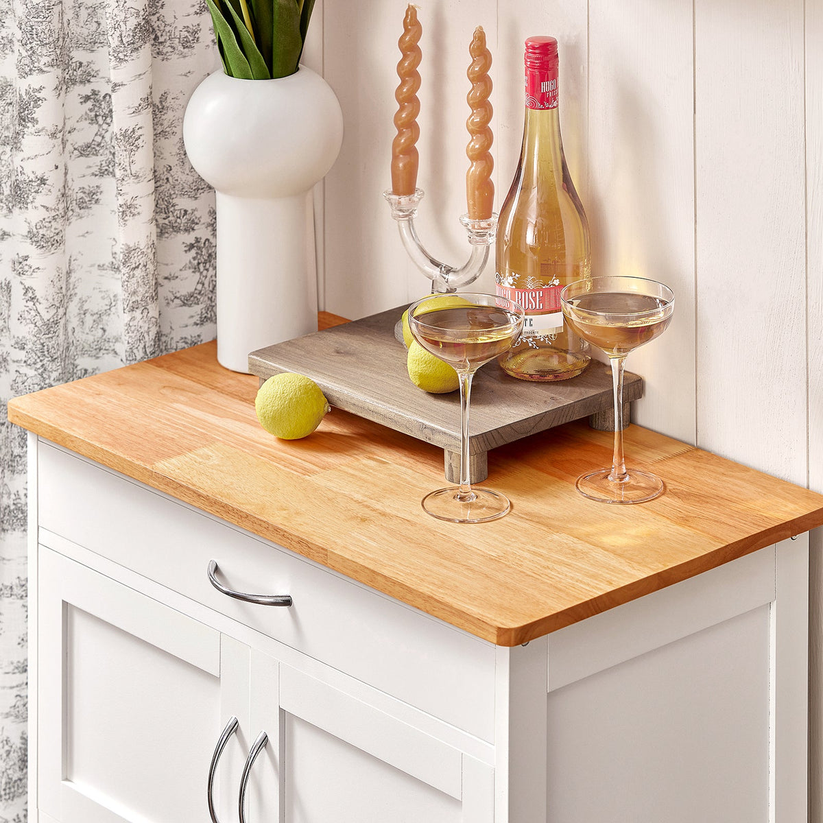 SoBuy FKW45-WN Desserte cuisine bois massif 67 cm avec plan en hévéa, tiroir et casier à vin – Blanc et naturel